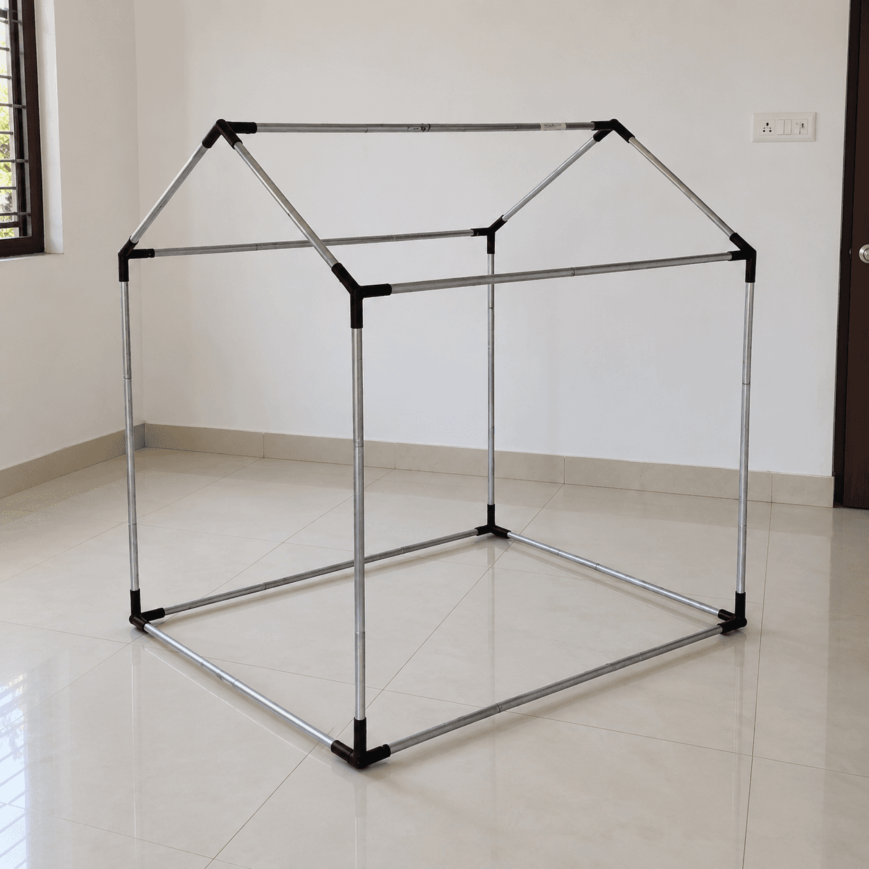 Sturdy aluminum frame with metal sockets